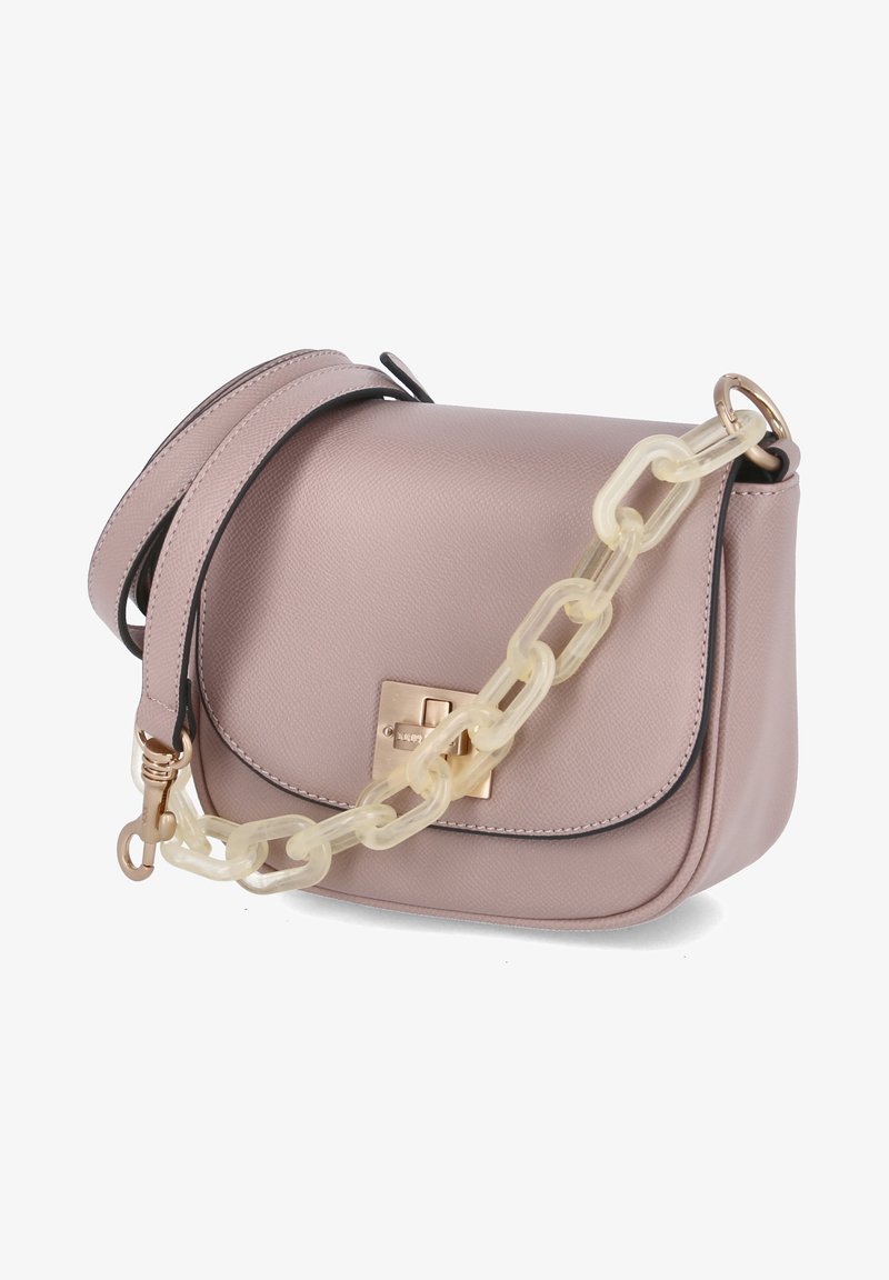 Sac en cuir texturé rose avec un fermoir doré, doté d'une bandoulière en chaîne transparente et de détails de couture noirs contrastants.