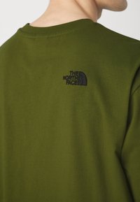 The North Face M SS ESSENTIAL OVERSIZE TEE - Trükipildiga T-särk - forest olive