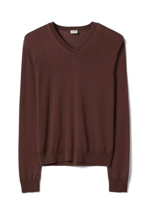 Suéter marrón de manga larga con cuello en V y puños y dobladillo acanalados, hecho de tela de punto ligera, colocado plano sobre un fondo blanco.