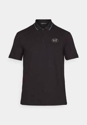 Crna polo majica od pamuka, s klasičnim ovratnikom, kratkim rukavima, plaketom s tri gumba i EA7 logotipom u kontrastnoj boji.