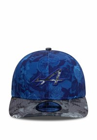 Niebieska czapka snapback w kwiatowy wzór z ciemnoszarym daszkiem i metalicznym logo z przodu. Wykonana z tkaniny o gładkiej fakturze.