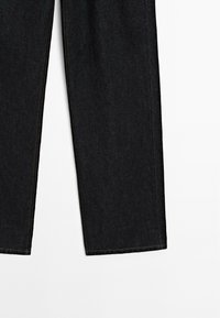 Donkerdenim jeans met een rechte snit, voorzien van contrasterende oranje stiksels en ruwe zoomranden, weergegeven op een witte achtergrond.