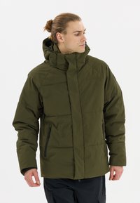 Olijfgroene geïsoleerde jas met een hoge kraag, ritszakken aan de zijkanten en een slank, gewatteerd ontwerp. Heeft een capuchon voor extra warmte.