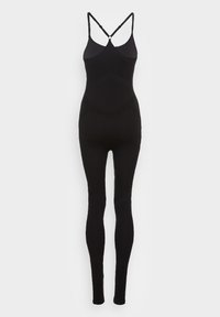 Mono negro con tirantes finos, diseño de espalda cruzada, textura suave, piernas de largo completo y costuras sutiles que modelan el cuerpo.