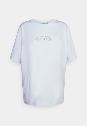 T-shirt bianco in cotone con scollo rotondo e vestibilità rilassata. Presenta un sottile design grafico sul petto e maniche corte.