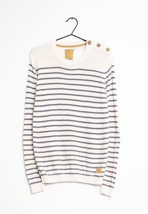 Weißer Strickpullover mit dünnen marineblauen horizontalen Streifen, drei braunen Knöpfen auf der linken Schulter und gerippten Bündchen und Saum, hängend an einem schwarzen Bügel.