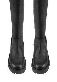 Zwarte leren kniehoge laarzen met een gestructureerde afwerking, een ronde neus en een dikke zool met een patroon voor grip.