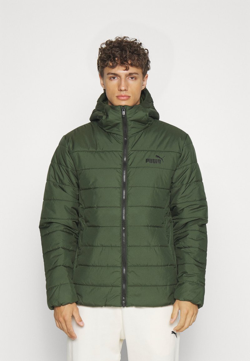 Giacca imbottita verde con cappuccio, dotata di zip frontale, cuciture orizzontali e un logo nero sul lato sinistro del petto. Texture liscia.