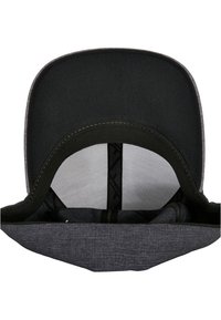 Flat-brim cap i mørkegrått stoff med en glat underside, med en kontrastfarge svart indre fôr og strukturelle sømdetaljer.