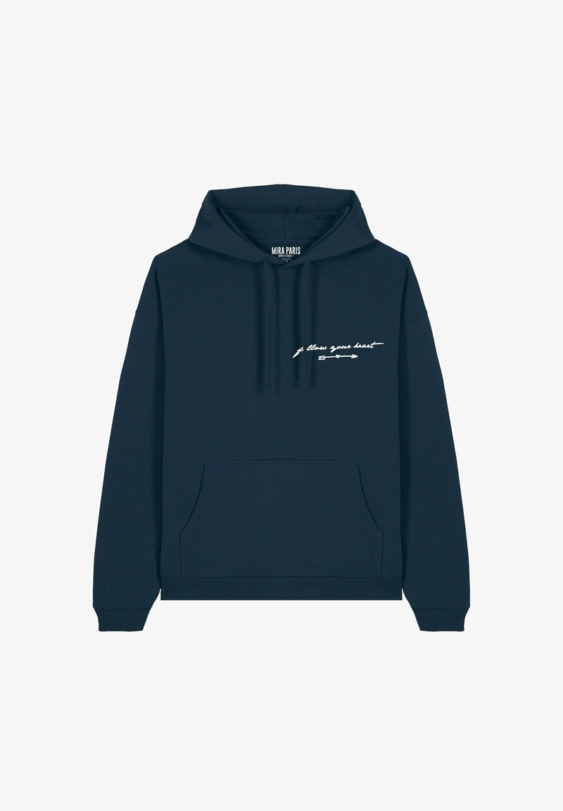 Navyblauwe hoodie, gemaakt van katoen, met een zak aan de voorkant en lange mouwen. Het heeft witte cursieve tekst en een pijlafbeelding op de borst.
