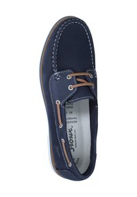 Marineblaue Lederbootsschuhe mit weißen Nähten und braunen Schnürsenkeln. Runde Zehenpartie, strukturierte Außensohle und sichtbarer Markenname auf der Innensohle.