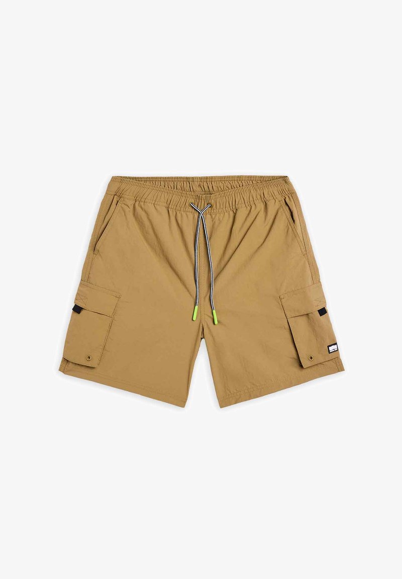 Shorts cargo en tissu couleur khaki avec une taille élastique, un cordon de serrage avec des accents verts et des poches latérales pour le rangement.