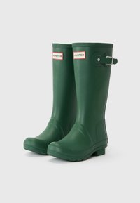 Grønne vanntette gummistøvler med rund tå, teksturert overflate og justerbar spenne detalj på siden.