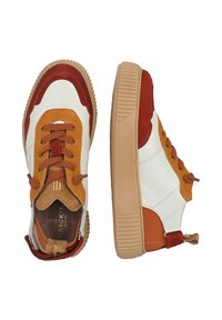 Sneakers z mieszanką białej, pomarańczowej i czerwonej skóry; akcenty z teksturowanej zamszowej skóry; okrągłe sznurówki; oraz rowkowana gumowa podeszwa.
