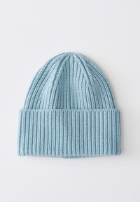 Lichtblauwe gebreide beanie met verticale ribbeltextuur, met een omgeslagen rand en een ronde bovenkant. Gemaakt van zacht, warm materiaal.