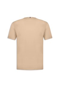 Beige bavlněné tričko, krátké rukávy, kulatý výstřih, jednobarevný design, na zadní straně výstřihu malý pruh v červené, bílé a modré barvě.