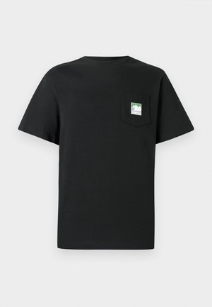 Μαύρο βαμβακερό μπλουζάκι με κοντά μανίκια, στρογγυλή λαιμόκοψη και μπροστινή τσέπη με γραφικό βουνό σε πράσινο και λευκό.