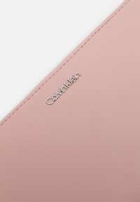 Calvin Klein MUST WALLET XL - Wallet - café au lait