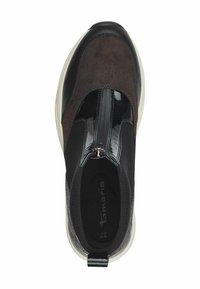 Czarne i ciemnobrązowe sneakersy slip-on z zamkiem na przodzie, wyściółką na kołnierzu, pętelką na pięcie oraz białą podeszwą, w rozmiarze 37 od Tamaris.