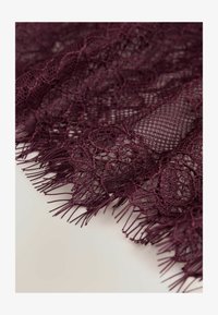 Sélectionné, burgundy red