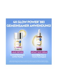 Zwei Hautpflegeprodukte auf einem blauen Hintergrund. Links: transparente Flasche mit einem silbernen Deckel, beschriftet mit "Liquid Refiner." Rechts: bernsteinfarbene Tropfflasche, beschriftet mit "Instant Glow Serum."