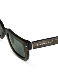 Gafas de sol con un marco de acetato verde oscuro y lentes grises. Cuenta con detalles en plata y la marca "KAPTEN & SON" en la patilla.