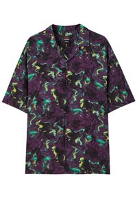 Chemise à manches courtes à boutons de couleur violette avec un motif marbré d'accents verts et jaunes ; fabriquée en tissu léger et lisse.