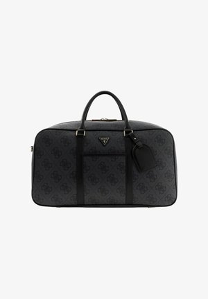 Sac polochon noir à motif avec une texture lisse, des ferrures dorées, deux poignées supérieures et une étiquette de bagage ; accent du logo en évidence.