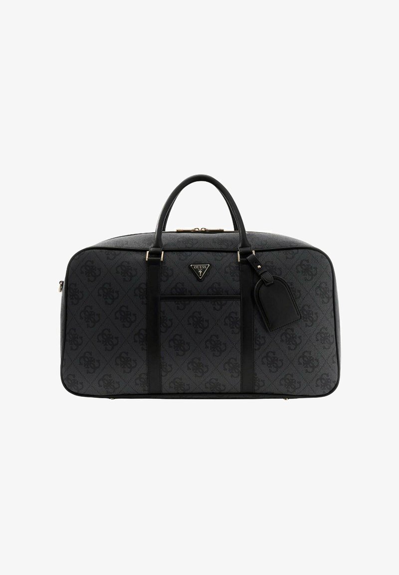 Sac polochon noir à motif avec une texture lisse, des ferrures dorées, deux poignées supérieures et une étiquette de bagage ; accent du logo en évidence.
