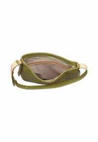 Borsa intrecciata in pelle verde con una texture liscia, tasca interna con zip e foderato in rosa chiaro. Include una tracolla removibile.