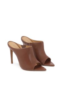 Bruine leren open teen mules met een slank ontwerp, met puntige neuzen en dunne stilettohakken. Zachte textuur met minimale stiksels.