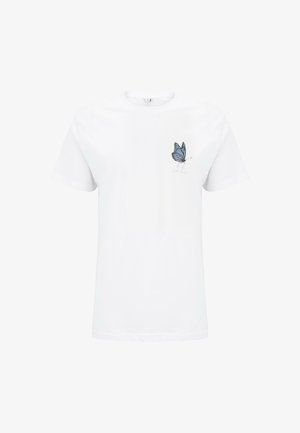 Biała koszulka bawełniana z krótkim rękawem, z niebieskim motylem na lewej piersi i delikatnym tekstem poniżej.