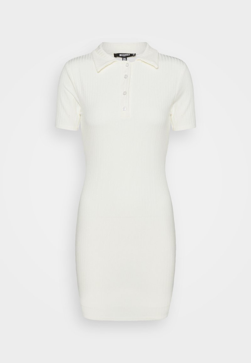 Robe polo blanche côtelée à manches courtes, col avec quatre boutons sur le devant, silhouette ajustée.