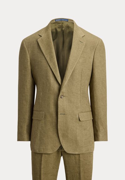 Ανδρικό σακάκι ελιάς από λινό με γιακά με χαραγματιά, κλείσιμο με ένα κουμπί, τσέπες με καπάκι και αντίστοιχο παντελόνι, παρουσιασμένο σε απλό φόντο.