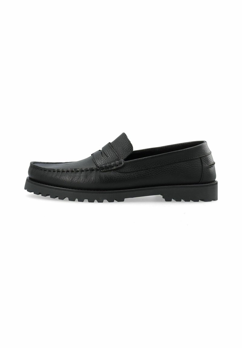 Mocassins en cuir noir avec un bout arrondi, une bande décorative, une texture supérieure et une semelle en caoutchouc robuste dotée de crampons pour une meilleure adhérence.