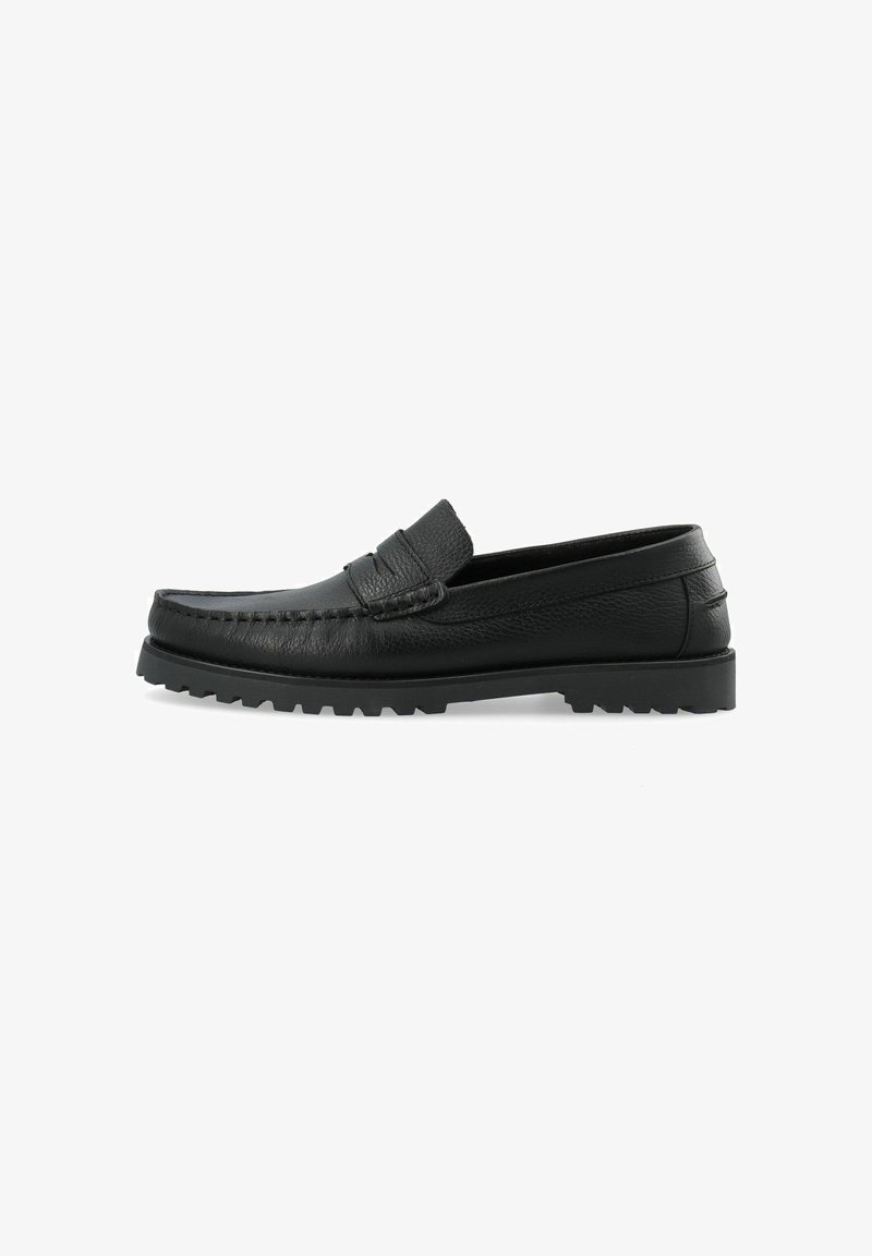 Mocassins en cuir noir avec un bout arrondi, une bande décorative, une texture supérieure et une semelle en caoutchouc robuste dotée de crampons pour une meilleure adhérence.