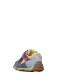 Scarpa colorata caratterizzata da un mix di suede verde, rosa e blu con una parte superiore testurizzata, cinturino in Velcro e suola in gomma.