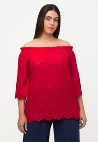 Rode off-the-shoulder blouse met een ruchesnek, ¾ mouwen, bloemen uitsnijpatroon en golvende zoom. Gemaakt van lichte stof.