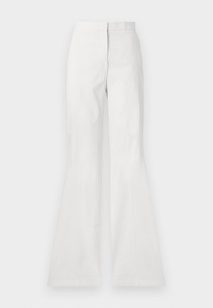 Bela razširjena hlače iz lahkega materiala, z gladko teksturo, podrobnostjo sprednjega šiva in prilegajočim pasom.