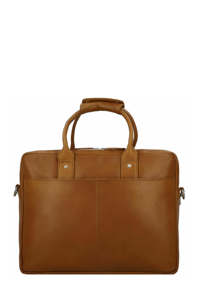 Cartella in pelle marrone con doppi manici, chiusura con zip, tasca frontale e borchie in argento. Texture liscia, forma rettangolare.