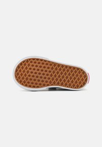 Hnědá gumová podrážka s diamantovým vzorem, bílé okraje a růžový akcent na patě. Ploché provedení pro lepší trakci a přilnavost.