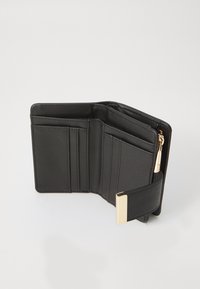 Portefeuille en cuir noir avec un compartiment zippé, des emplacements pour cartes et une touche dorée. Texture lisse, design pliable et forme compacte.