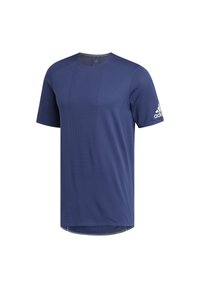 Námořnická modrá atletická košile s krátkým rukávem, s texturovaným síťovaným designem, kulatým výstřihem a bílým logem Adidas na levém rukávu.