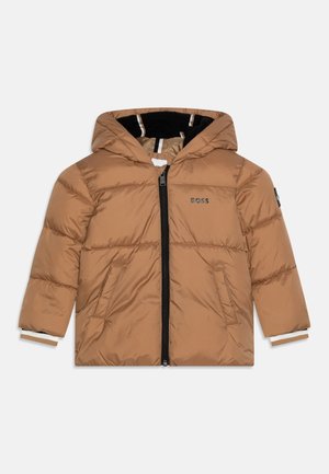 Giacca imbottita marrone con cappuccio, zip frontale, due tasche laterali e polsini bianchi a contrasto. Fodera interna nera e logo sul petto.