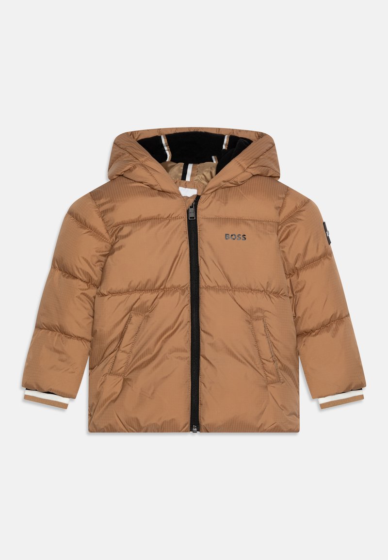 Giacca imbottita marrone con cappuccio, zip frontale, due tasche laterali e polsini bianchi a contrasto. Fodera interna nera e logo sul petto.