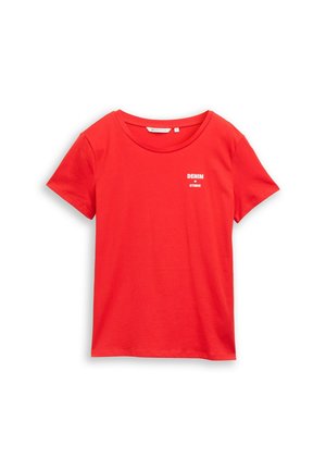 Červené bavlnené tričko s okrúhlym výstrihom a krátkymi rukávmi. Na hrudi má biele nápisy "DENIM" a "STUDIO". Hladká textúra.