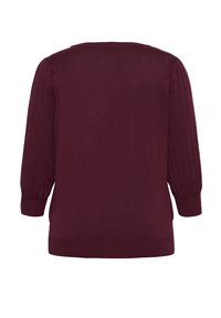 Pull bourgogne avec des manches trois-quarts à côtes, col rond, fabriqué en tissu tricot doux, texture lisse, sans motifs ni accents visibles.