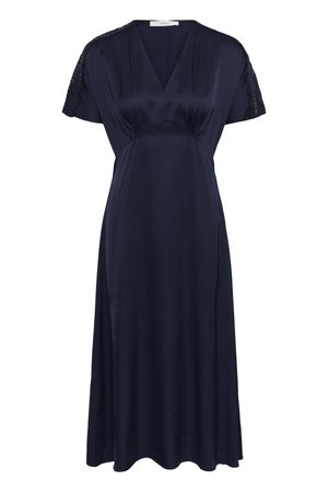Tmavě modré saténové midi šaty s výstřihem do V, krátkými krajkovými rukávy a řaseným detailem pod hrudníkem, přiléhající v pase a s splývavou sukní.