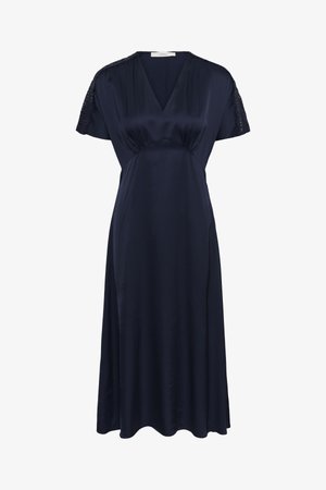 Navyblå satin midi kjole med V-hals, korte blondeærmer og rynket detalje under brystet, tætsiddende ved taljen og med flydende nederdel.