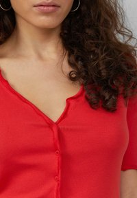 QS MIT LOCK-KANTEN UND KNOPF-DETAIL
 - Blouse - rot